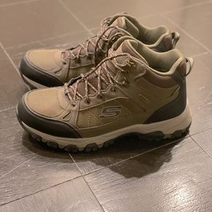 Skechers Shoes. They are in excellent condition. Only used once for 30mins.